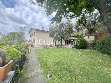 Foto Villa unifamiliare a Pietrasanta di 270 m² con 7 locali in vendita