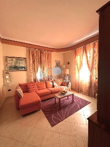 Foto Villa unifamiliare a Castelnuovo Magra Centro di 240 m² con 8 locali