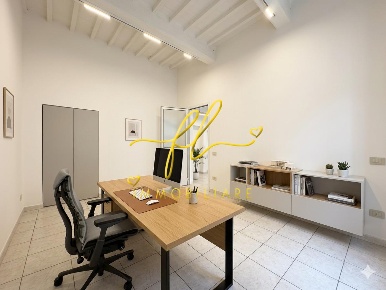 Foto Locale commerciale a Livorno Pontino - Bastia di 35 m² con 2 locali