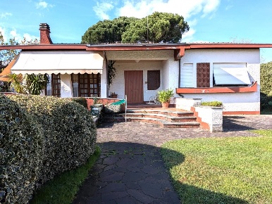 Foto Villa unifamiliare a Barga Filecchio di 370 m² con 18 locali