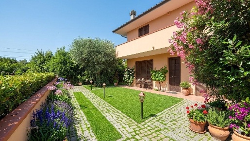 Foto Villa unifamiliare a Cascina Semicentro di 160 m² con 5 locali
