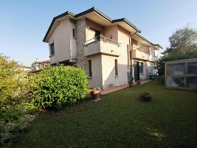 Foto Villa bifamiliare a Fucecchio Centro di 150 m² con 9 locali in vendita