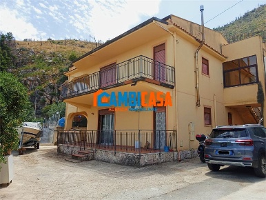 Foto Villa unifamiliare a Altofonte Centro di 133 m² con 4 locali