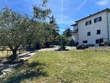 Foto Villa bifamiliare a Pomarance di 298 m² con 4 locali in vendita