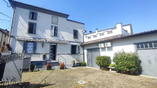 Foto Case semi ndipendenti a Rovescala Centro di 280 m² con 10 locali