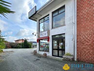 Foto Locale commerciale a Gaglianico di 180 m² con 5 locali in affitto