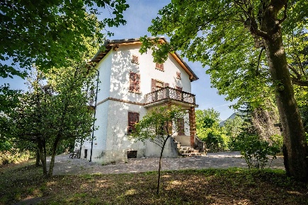 Foto Villa unifamiliare a Cremeno Centro di 154 m² con 5 locali in vendita