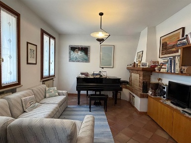 Foto Casa indipendente in via Cavour, Bagnolo San Vito Centro di 140 m²