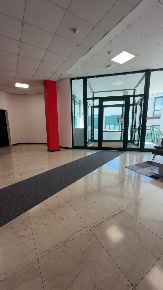 Foto Locale commerciale a Bollate di 330 m² in vendita