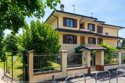Foto Villa bifamiliare in via vivaldi, Cisliano Centro di 235 m² in vendita
