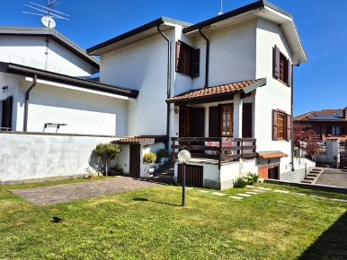 Foto Villa unifamiliare in via roncaglia, Cisliano Centro di 201 m²