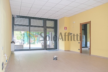 Foto Locale commerciale a Inverigo Centro di 80 m² con 3 locali in affitto