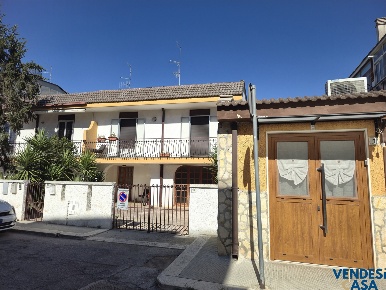 Foto Casa indipendente in Via Amendola, Adelfia di 145 m² con 5 locali