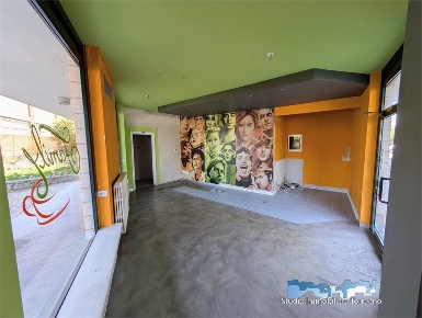Foto Locale commerciale in Via Circonvallazione, Ivrea di 42 m² in vendita