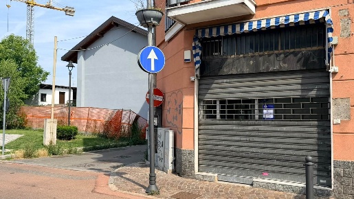 Foto Negozio in Via San Bernardo  1, Bollate di 113 m² con 2 locali