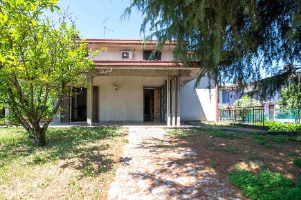 Foto Villa unifamiliare in via Aldo moro, Pontoglio Centro di 357 m²
