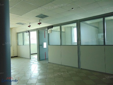 Foto Ufficio a Piacenza Farnesiana di 1000 m² con 25 locali in affitto