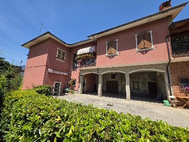 Foto Case semi ndipendenti a Vercurago di 205 m² con 6 locali in vendita