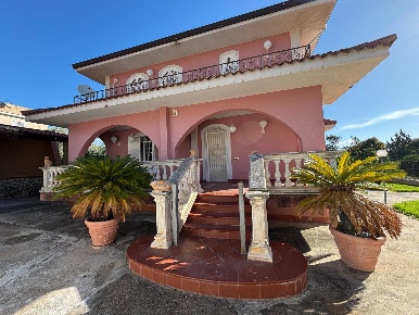 Foto Villa unifamiliare a Palermo Villagrazia di 300 m² con 5 locali
