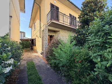 Foto Villa bifamiliare a Campi Bisenzio Centro di 160 m² con 6 locali
