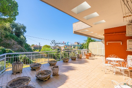 Foto Attico in Via Galileo Galilei 450, Sanremo Borgo di 95 m² con 3 locali