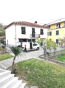 Foto Villa bifamiliare a Varese Ligure di 200 m² con 10 locali in vendita