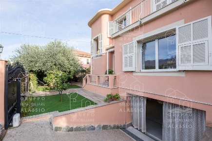 Foto Villa bifamiliare in Via Palestro, Loano Centro di 350 m² in vendita