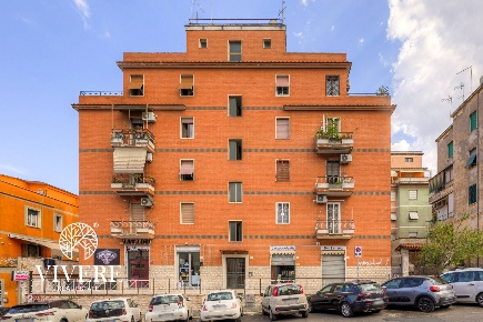 Foto Locale commerciale in Via Dei Gelsi, Roma Centocelle di 93 m²