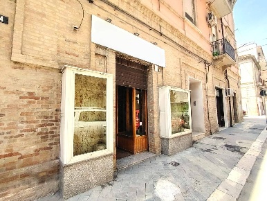 Foto Locale commerciale in Via Roma, Lucera Centro di 50 m² con 2 locali