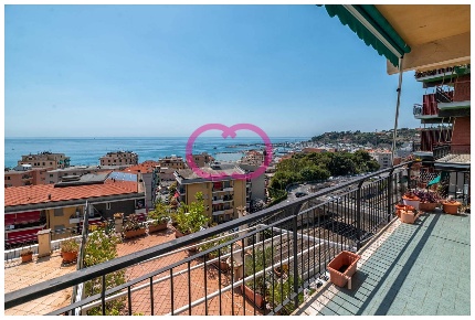 Foto Appartamento in via Padre Lorenzo Piazza, Varazze Centro di 107 m²