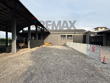Foto Locale commerciale in Via Provinciale 13/15, Lallio di 240 m²
