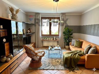Foto Appartamento in via Mulini 3, Rogno Centro di 175 m² con 5 locali