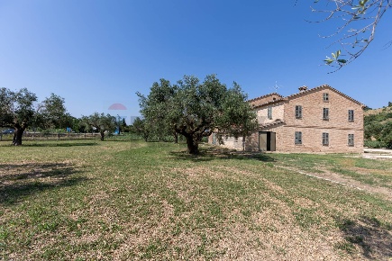 Foto Casa indipendente in Via Mazzangrugno 12, Jesi Borgo Minonna di 432 m²