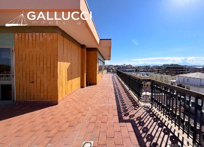 Foto Attico in Via Giovanni De Caesaris 12, Pescara di 218 m² con 4 locali
