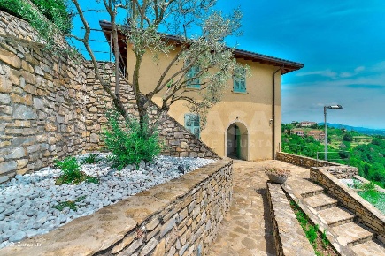 Foto Villa unifamiliare in Via Belvedere 37, Montevecchia Centro di 532 m²