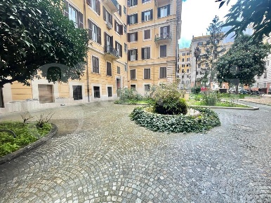 Foto Appartamento in Viale Liegi 1, Roma Pinciano - Villa Ada di 160 m²