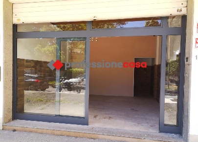 Foto Negozio in Singen, Pomezia Pomezia Centro di 40 m² con 1 locali