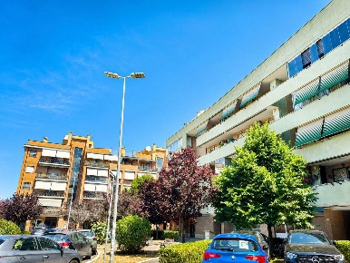 Foto Negozio in Enzo Benedetto, Roma Anagnina di 130 m² con 2 locali