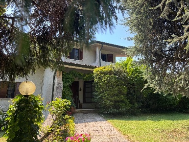Foto Villa unifamiliare a Curtatone Eremo di 452 m² con 8 locali in vendita