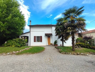 Foto Casa indipendente in Via per San Biagio, Bondeno Centro di 250 m²