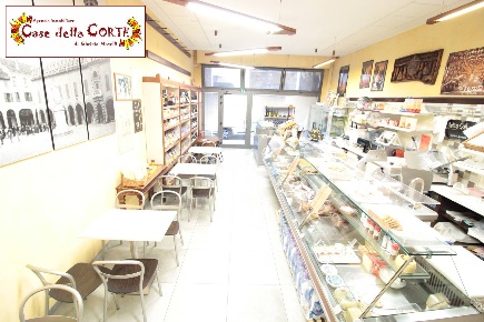 Foto Negozio in Via Cremonino, Cento Cento Paese di 80 m² con 3 locali