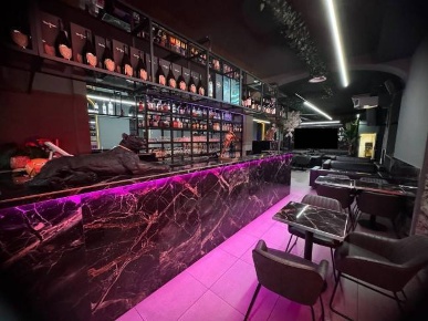 Foto Negozio in Via Ugo Foscolo 1, Gallarate Centro di 200 m² con 3 locali
