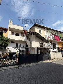Foto Appartamento in Via Lorenzo Leardi 2, Sparanise di 105 m² con 2 locali