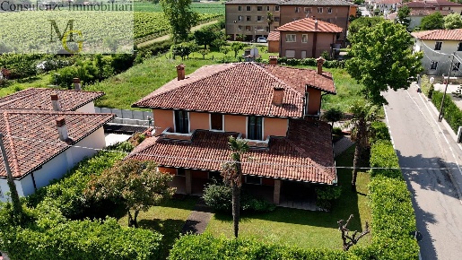 Foto Villa unifamiliare in via madonna, Lonigo Centro di 340 m² in vendita