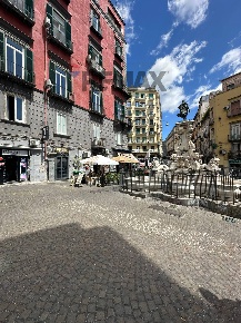 Foto Negozio in Piazza Monteoliveto 10, Napoli Centro Storico di 90 m²