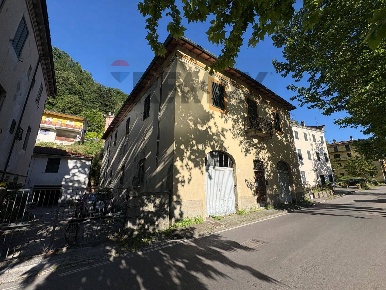 Foto Casa indipendente Bagni di Lucca Centro di 300 m² con 10 locali