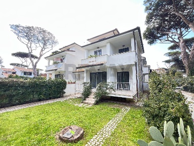 Foto Villa unifamiliare in VIA PARAGGI, Fiumicino Fregene di 150 m²