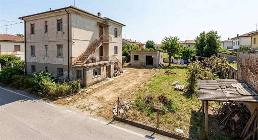 Foto Appartamento in Via Corte Gattai, Vicopisano Centro di 211 m²