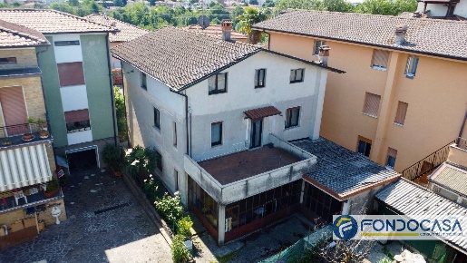 Foto Casa indipendente in Vicolo Collodi, Castelli Calepio Centro di 257 m²