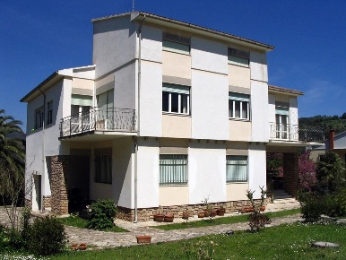 Foto Villa unifamiliare a Campiglia Marittima Centro di 477 m² in vendita